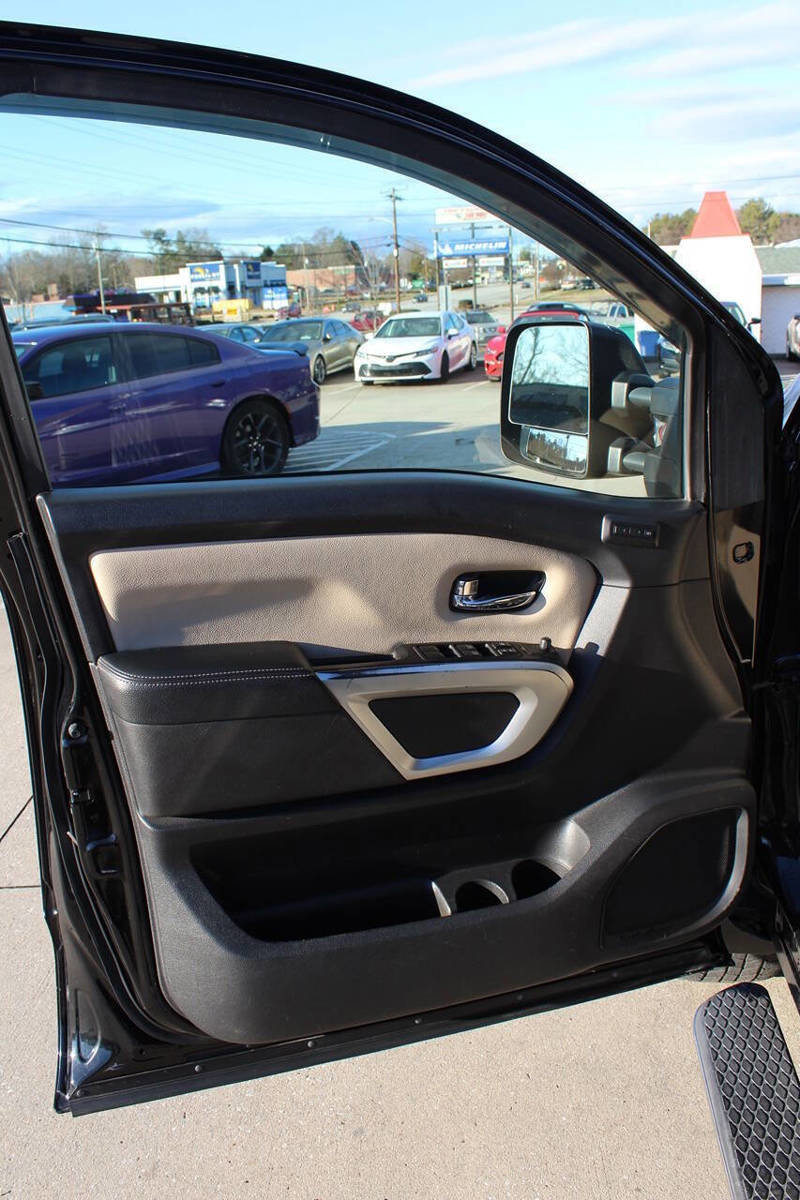 Used 2016 Nissan Titan SL image 7
