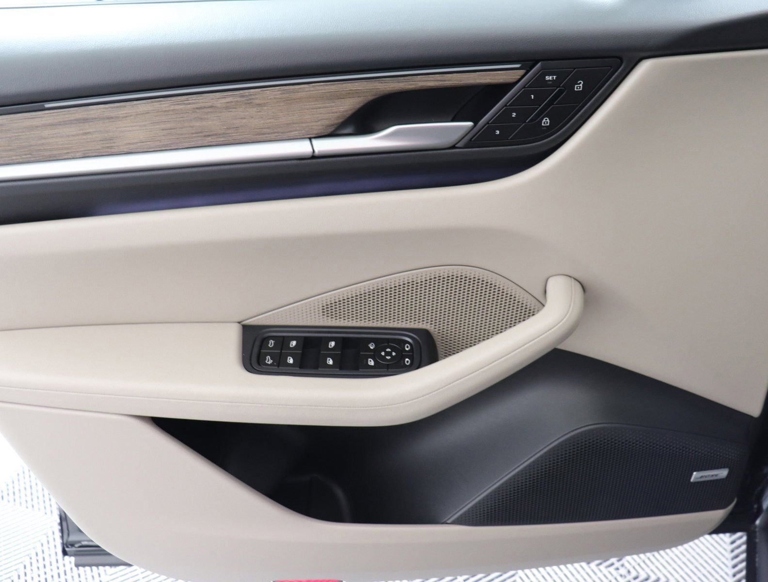 Certified 2025 Porsche Macan Electric RWD image 26