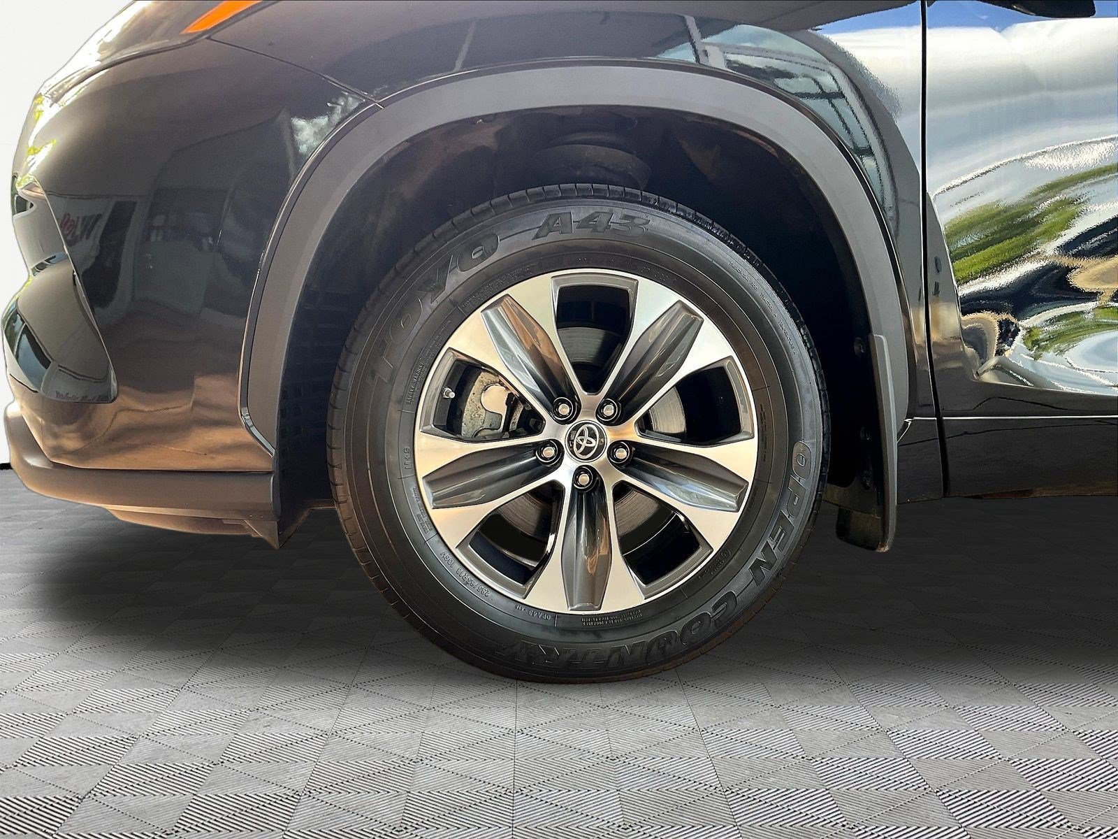 Used 2023 Toyota Highlander XLE AWD/4WD image 32