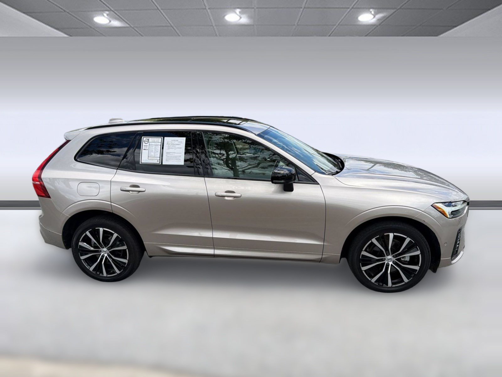Certified 2023 Volvo XC60 B5 Plus w/ Climate Package FWD image 8