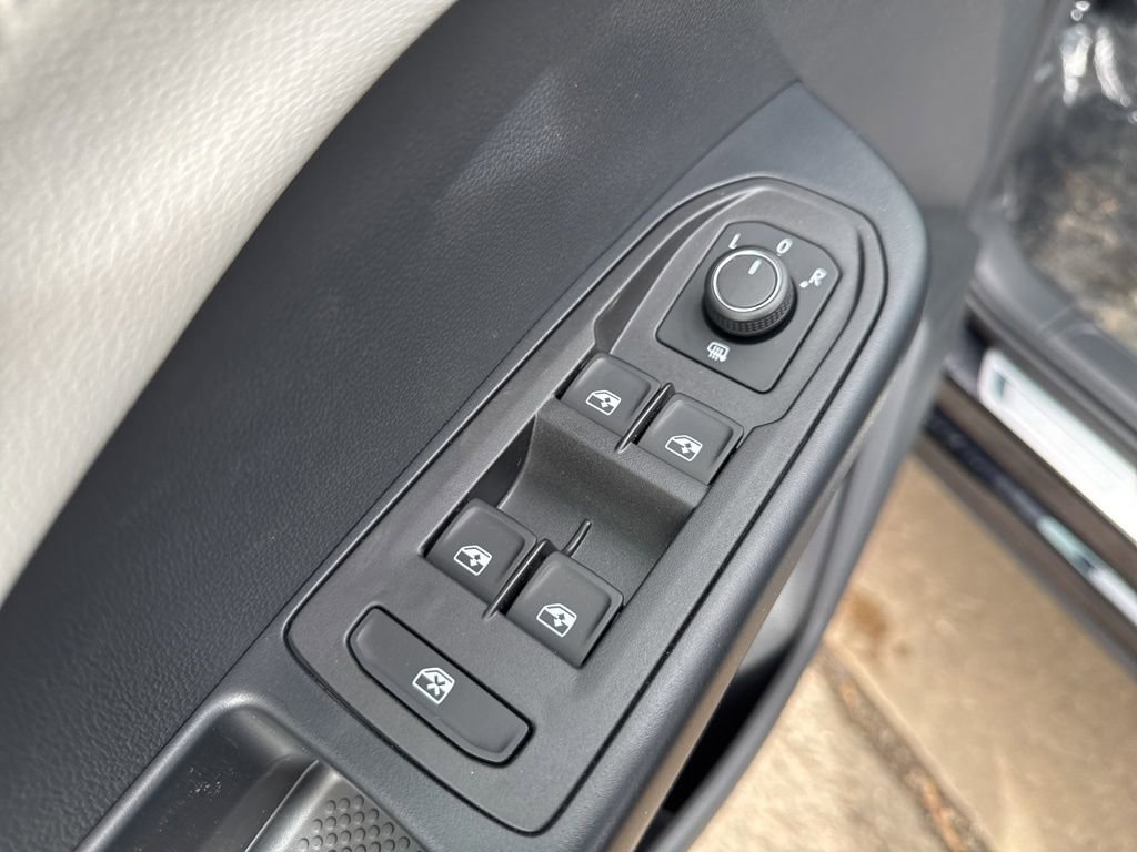 New 2025 Volkswagen Taos SEL image 11