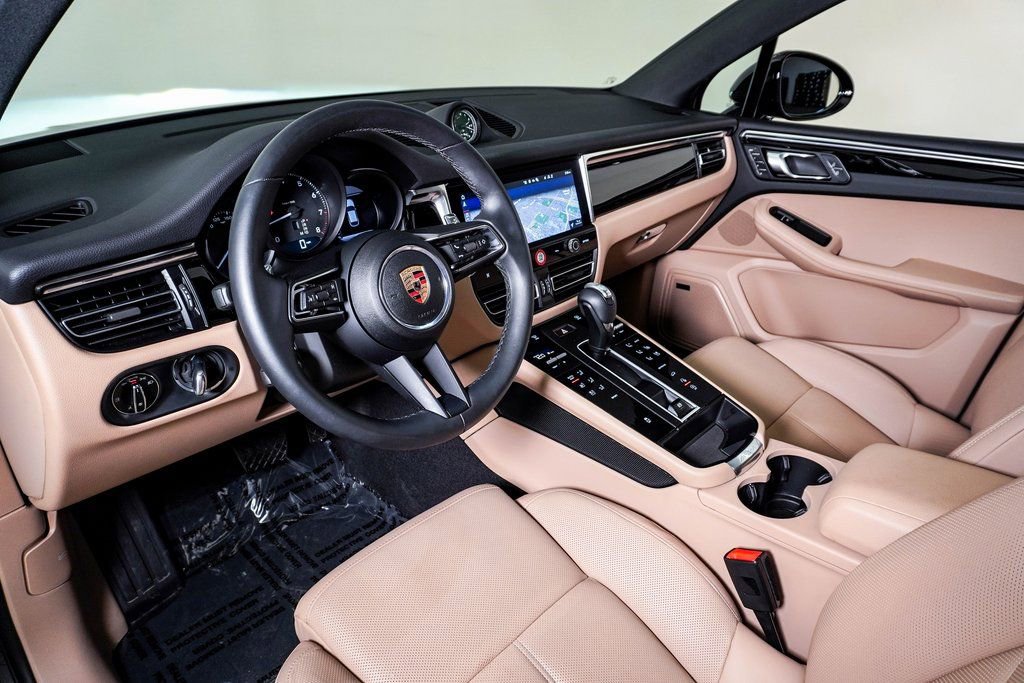 Certified 2025 Porsche Macan image 4