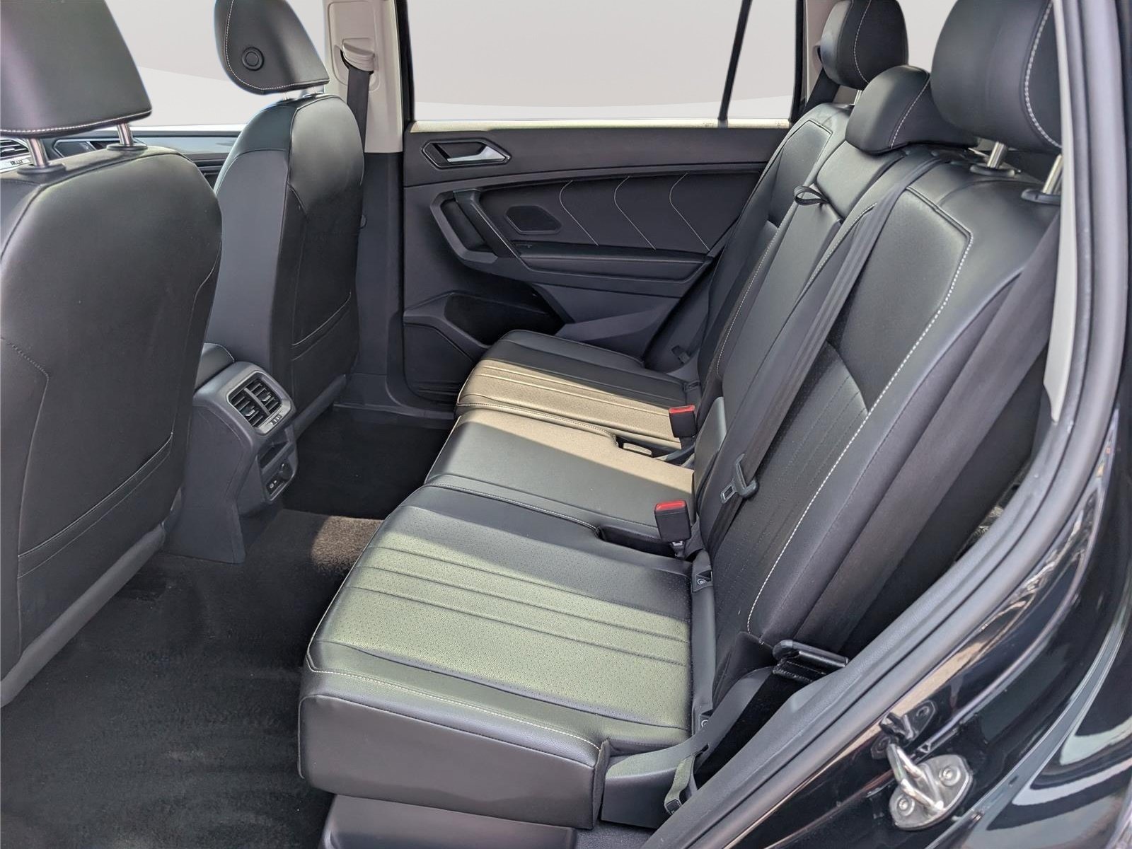Used 2023 Volkswagen Tiguan SE w/ Panoramic Sunroof Package AWD/4WD image 12