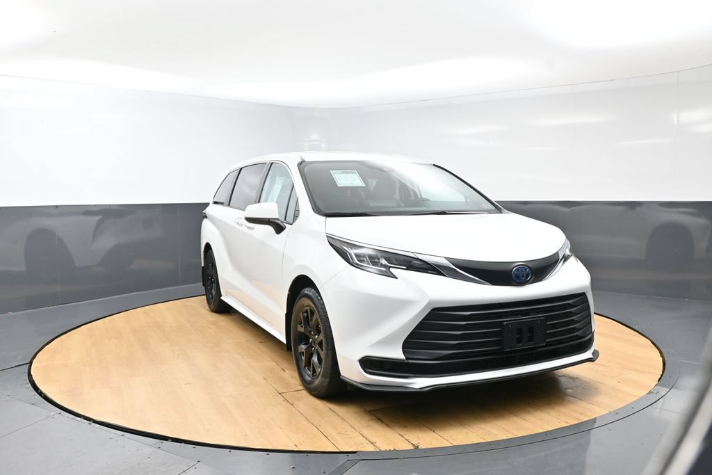 Used 2021 Toyota Sienna LE FWD image 3