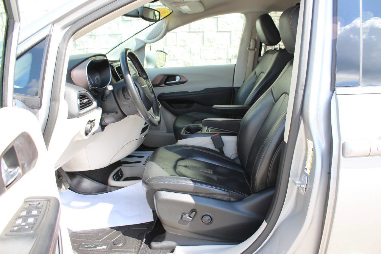 Used 2018 Chrysler Pacifica Touring-L Plus image 10