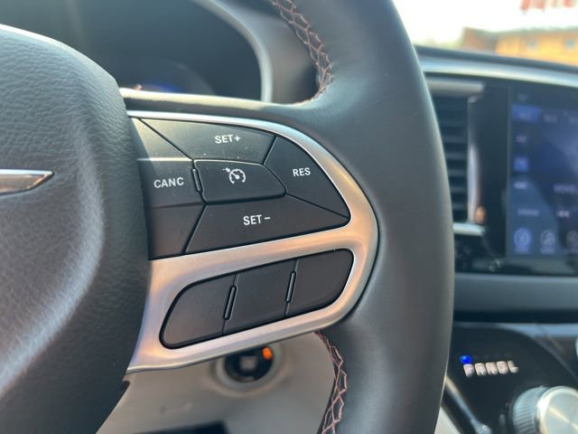 Used 2017 Chrysler Pacifica Touring-L w/ Tire & Wheel Group FWD image 10