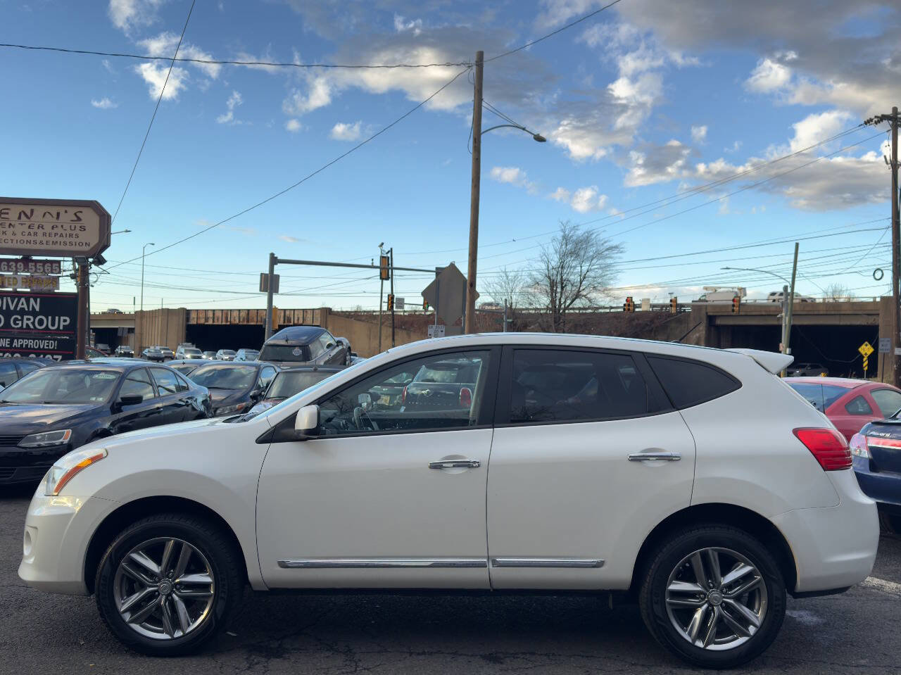 Used 2011 Nissan Rogue S Krom Edition image 3