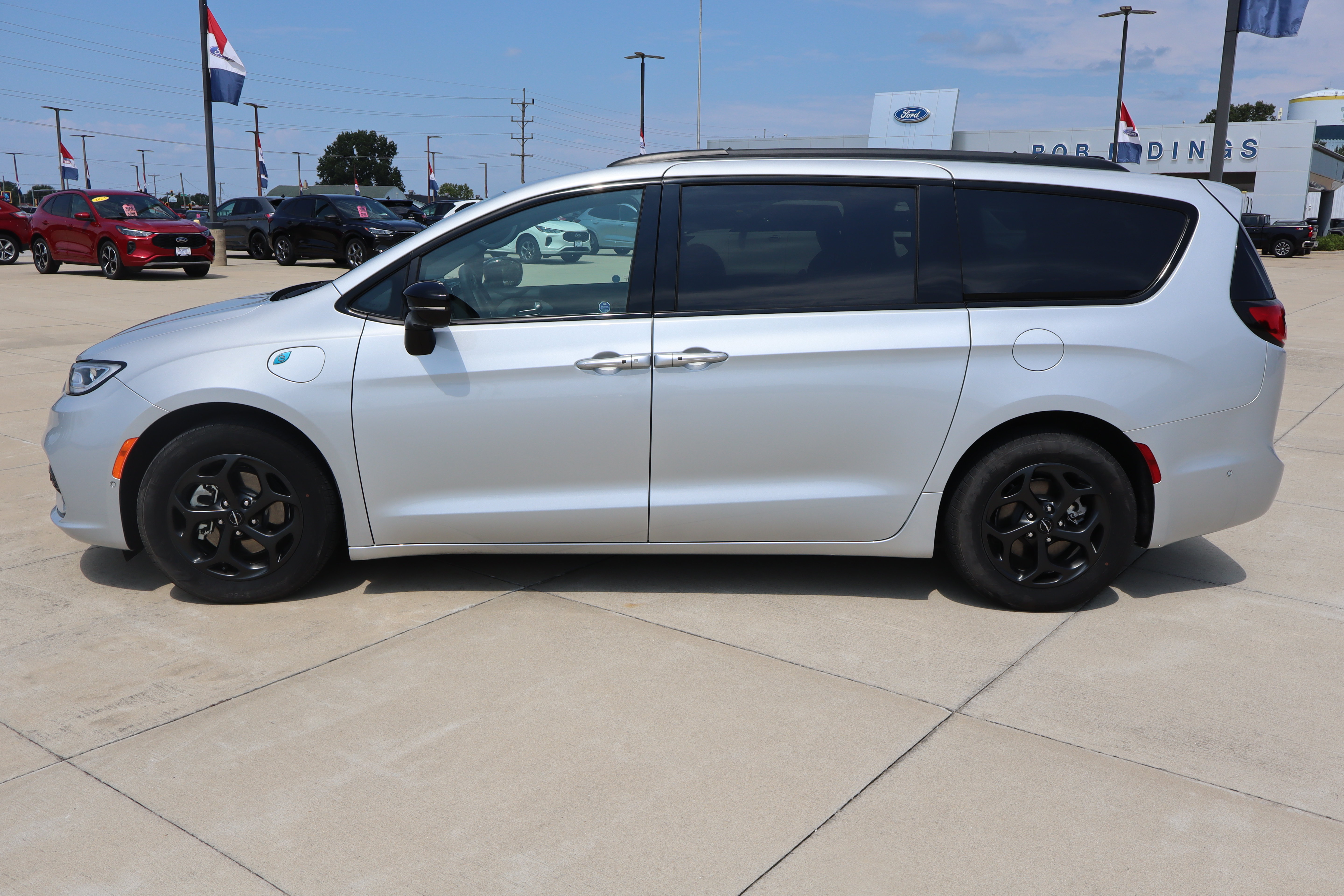 Used 2024 Chrysler Pacifica Premium FWD image 8