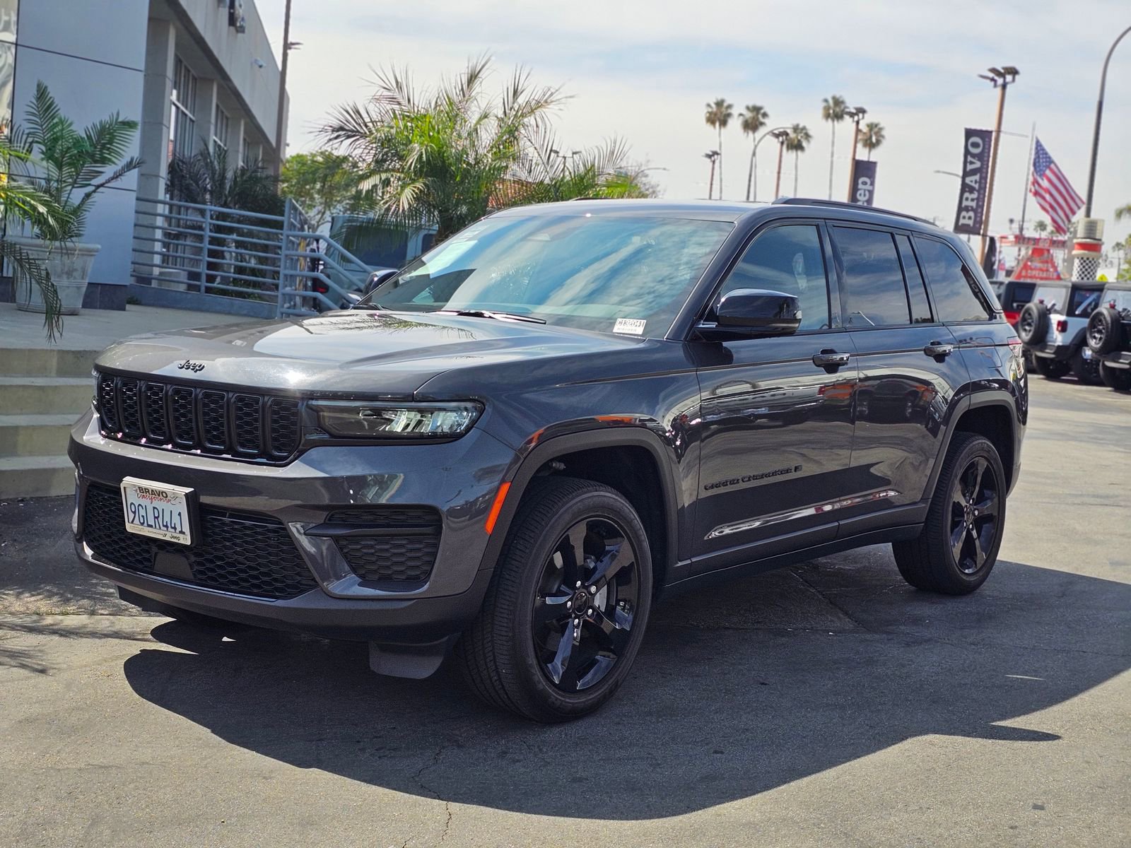 Used 2023 Jeep Grand Cherokee Altitude image 3