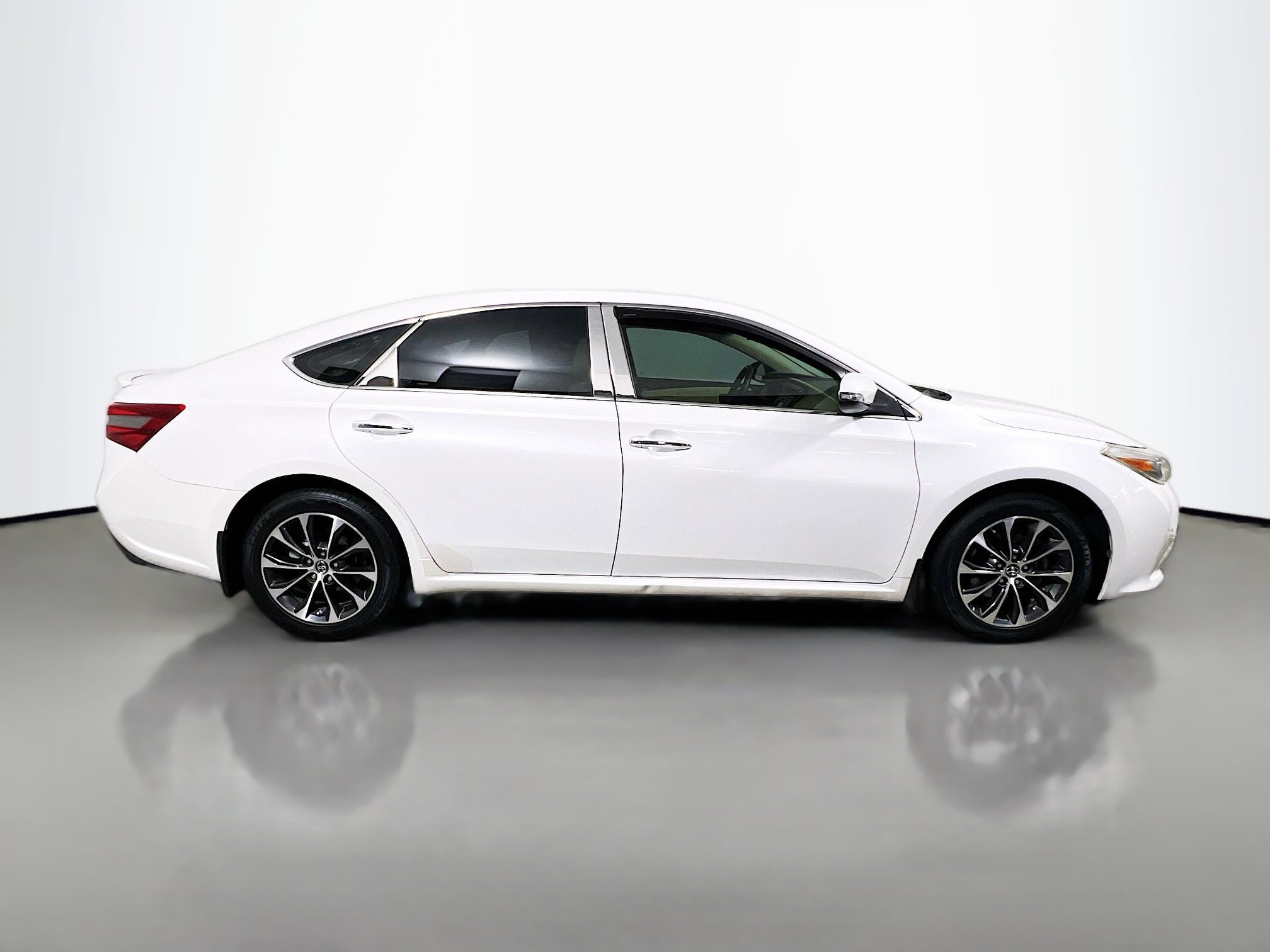 Used 2016 Toyota Avalon XLE image 3