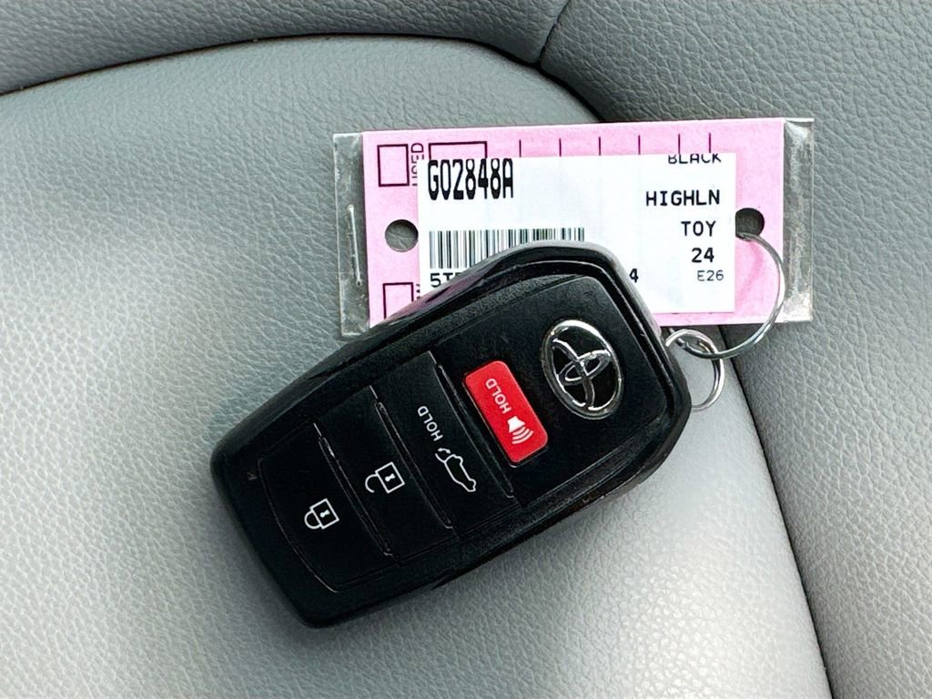 Used 2024 Toyota Highlander XLE AWD/4WD image 40