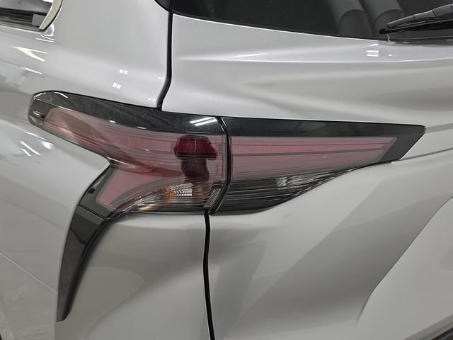Used 2024 Toyota Sienna XLE FWD image 28