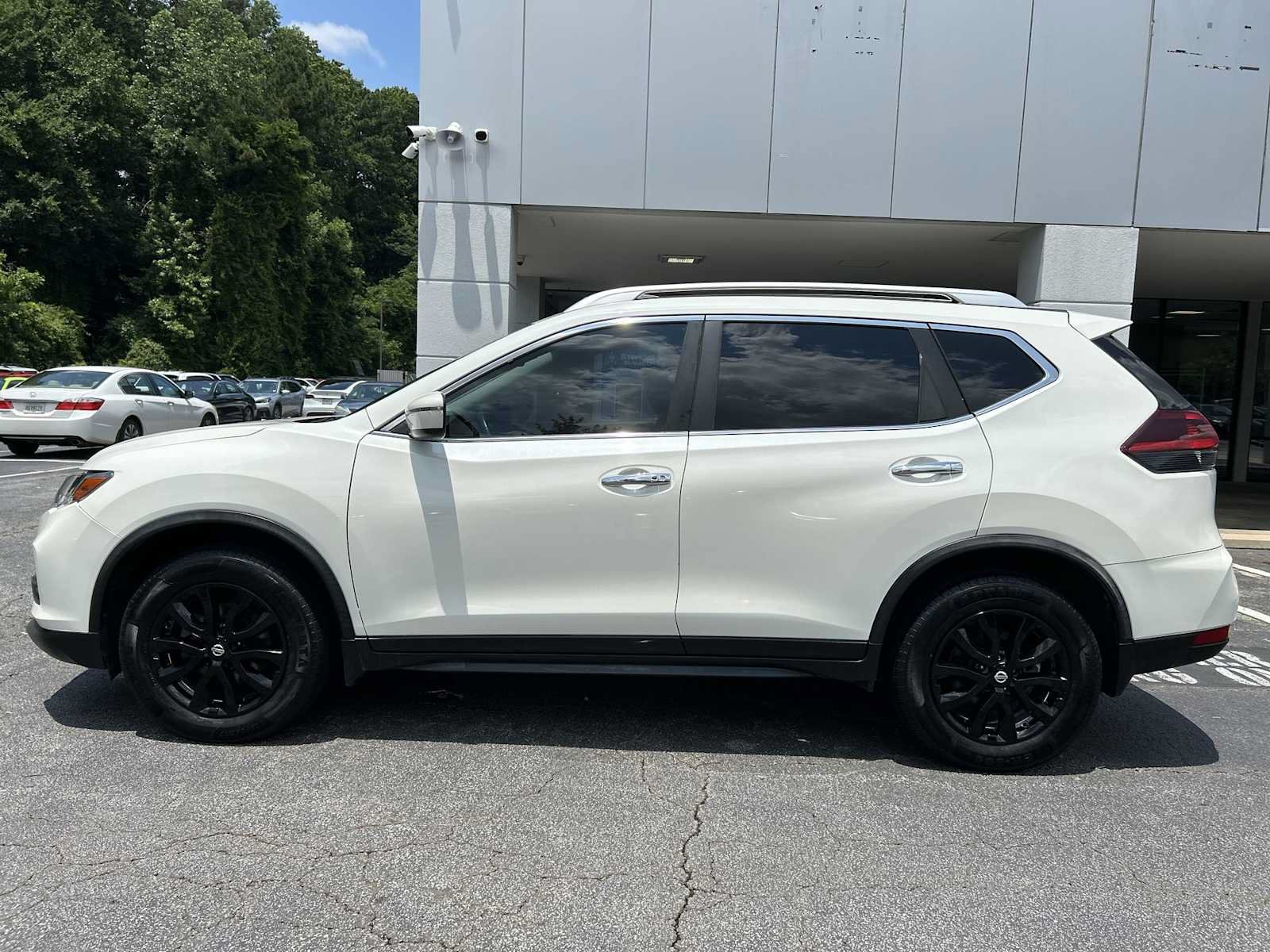 Used 2020 Nissan Rogue SV AWD/4WD image 2