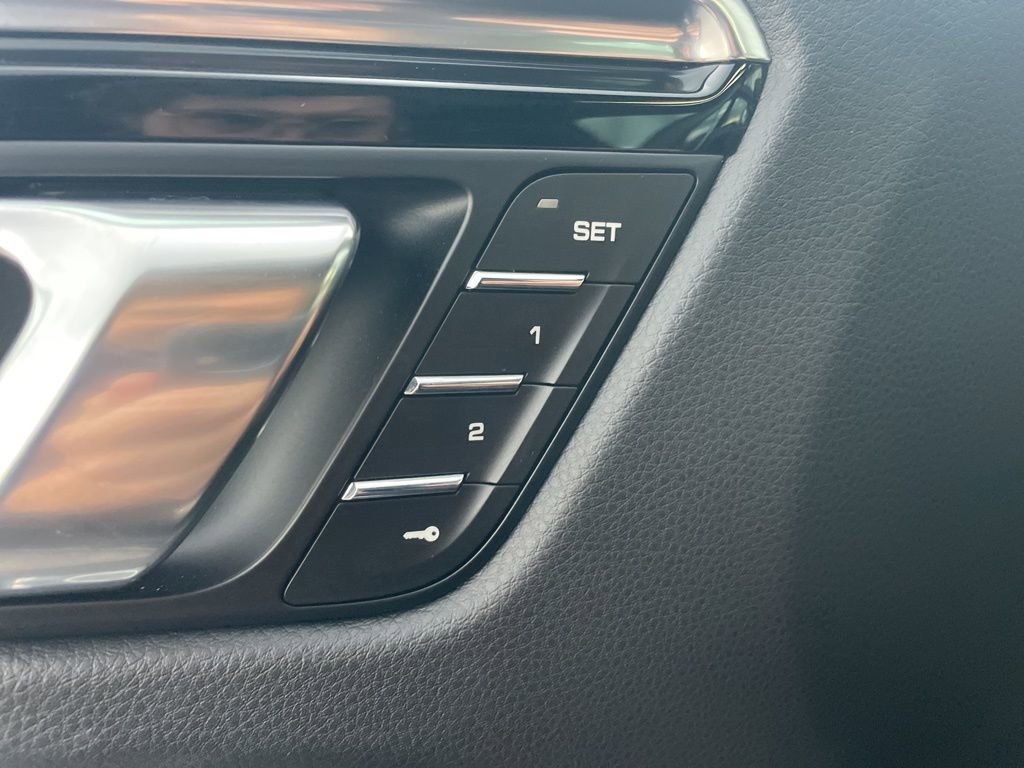 Certified 2025 Porsche Macan image 31