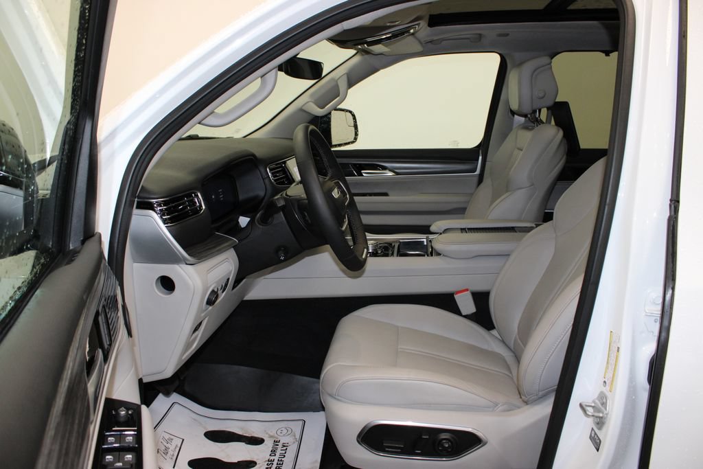 Used 2024 Jeep Wagoneer L Series III w/ Premium Group I AWD/4WD image 3