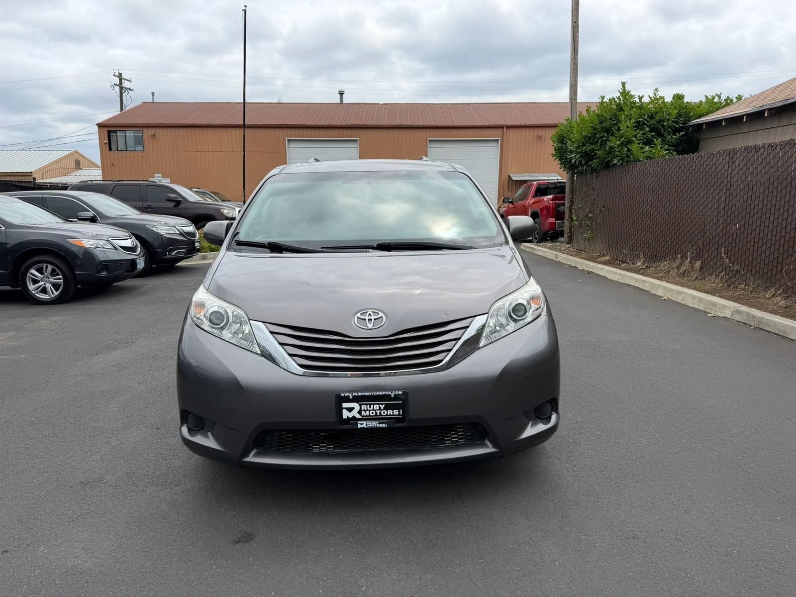 Used 2017 Toyota Sienna LE FWD image 2