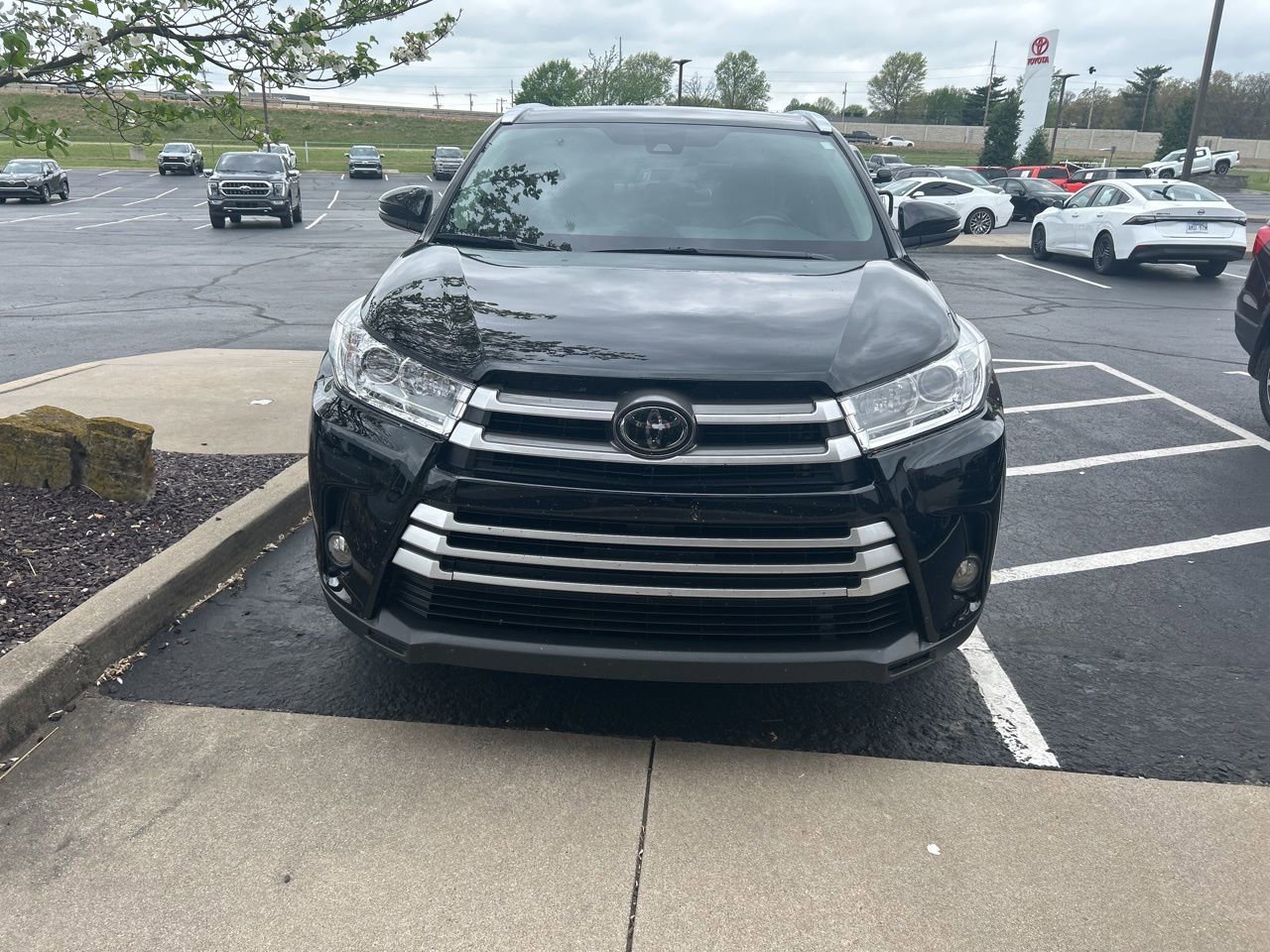 Used 2018 Toyota Highlander XLE image 3