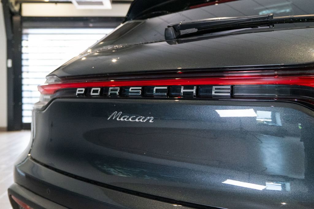 Certified 2025 Porsche Macan AWD/4WD image 14