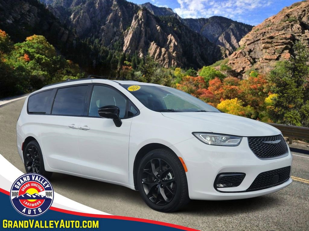 Used 2025 Chrysler Pacifica Limited FWD image 1