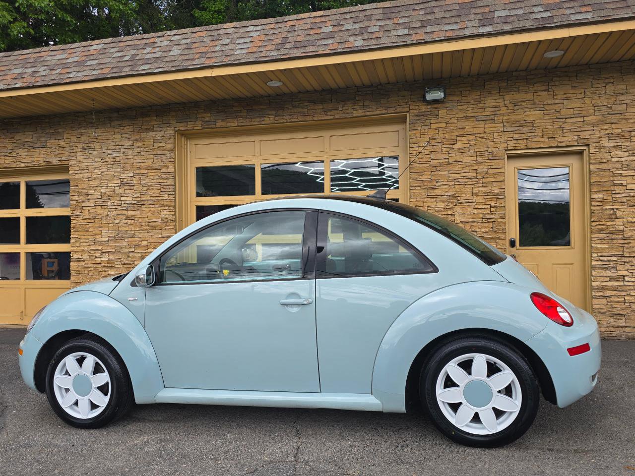 Used 2010 Volkswagen Beetle Final Edition FWD image 3