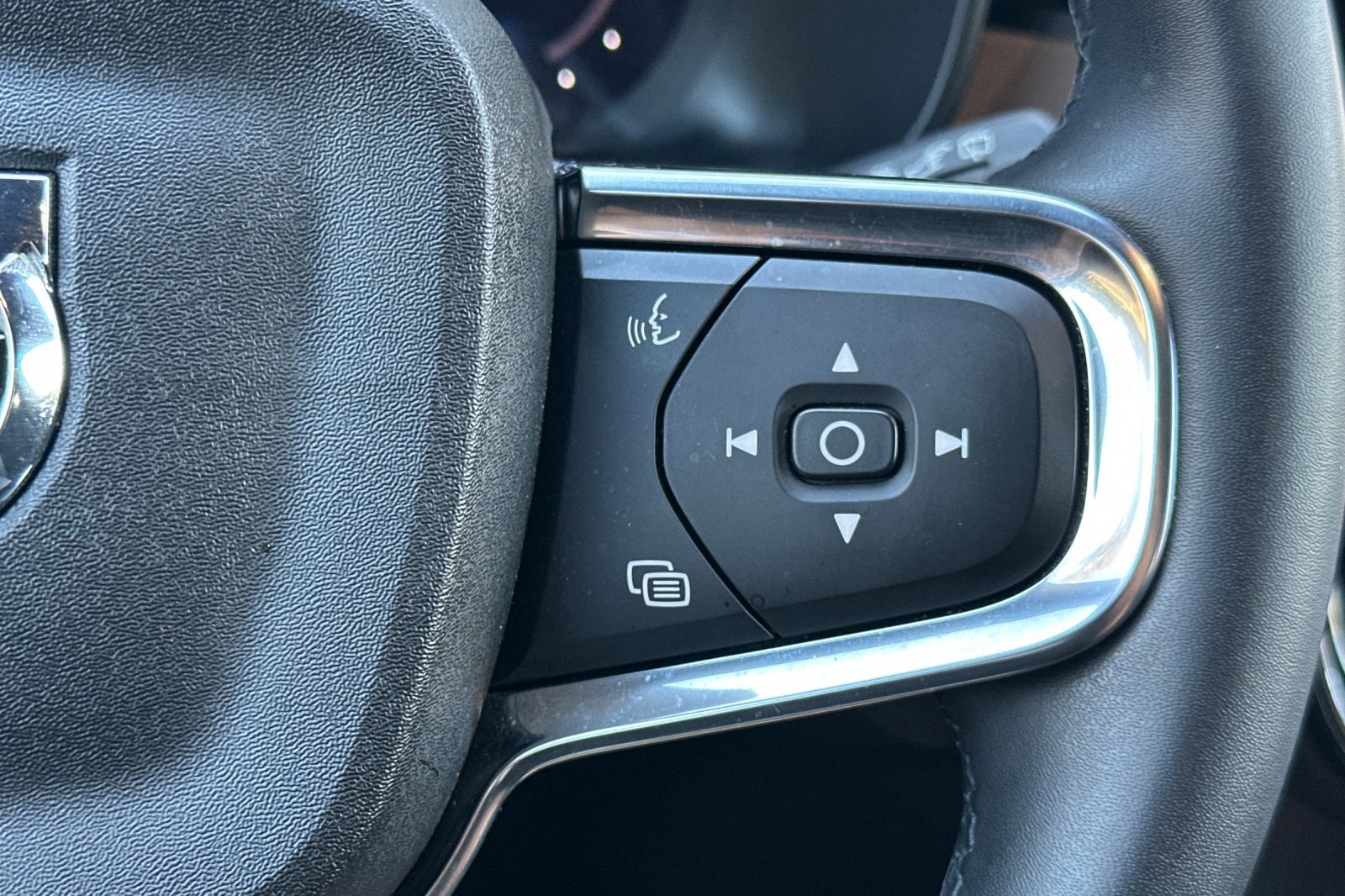 Certified 2023 Volvo XC40 Recharge Plus image 28