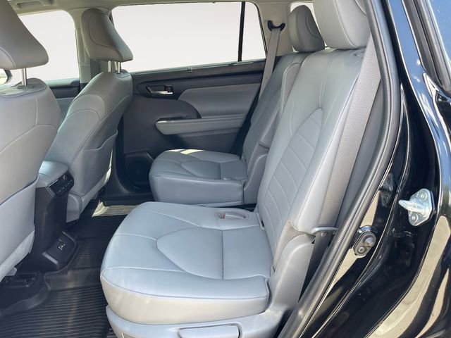 Used 2022 Toyota Highlander XLE AWD/4WD image 13