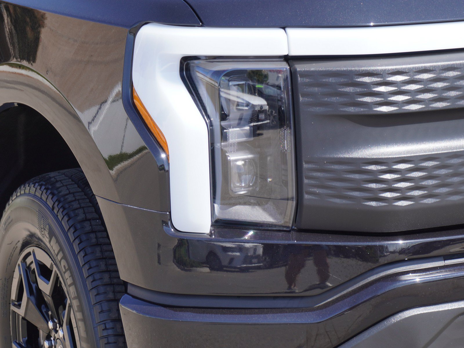 Used 2025 Ford F150 Lightning XLT AWD/4WD image 3