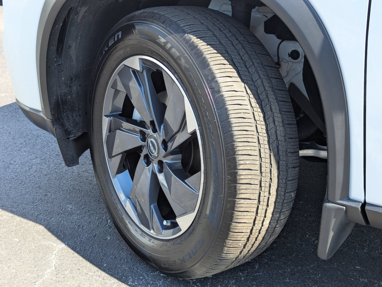 Used 2025 Nissan Rogue SV FWD image 40