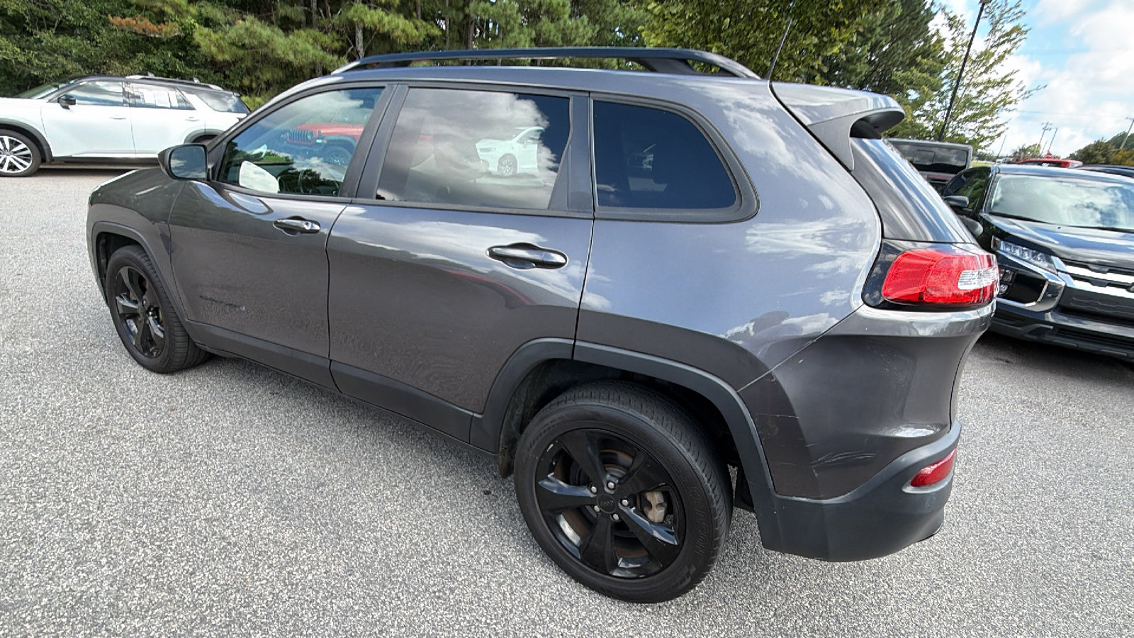 Used 2018 Jeep Cherokee Latitude w/ Altitude Package FWD image 10