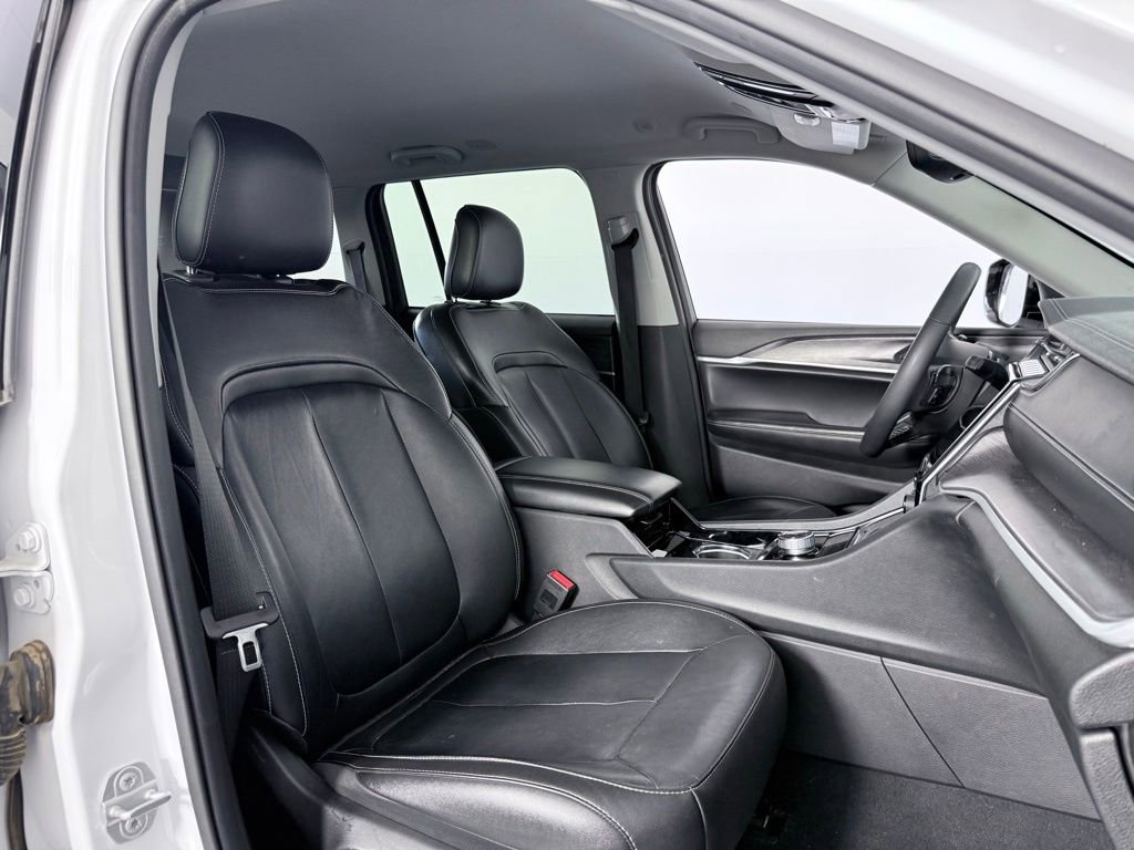 Used 2023 Jeep Grand Cherokee Limited w/ Black Appearance Package image 12