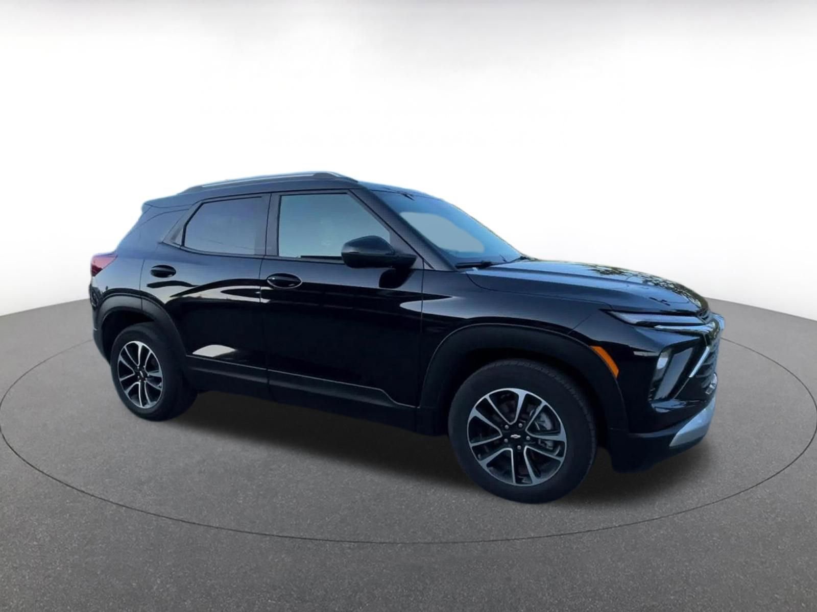 Used 2025 Chevrolet TrailBlazer LT FWD image 2