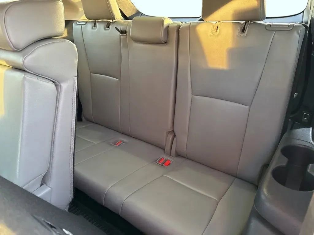 Used 2022 Toyota Highlander XLE FWD image 29