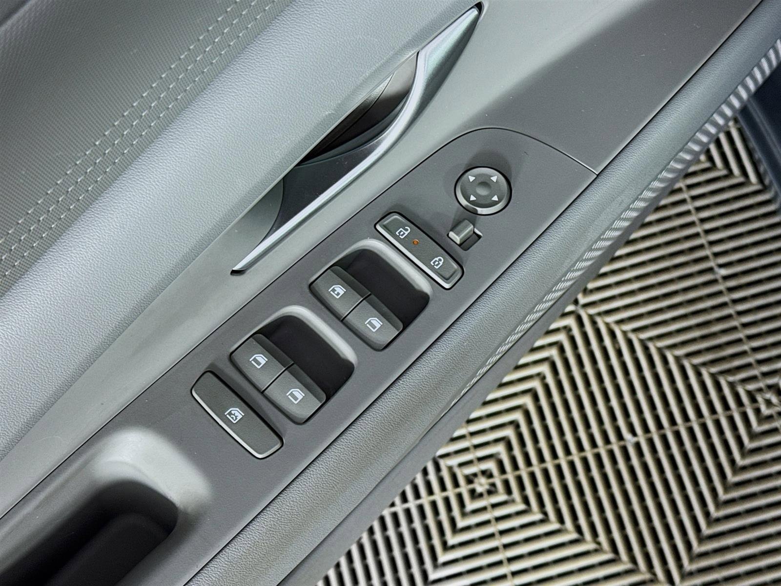 Certified 2025 Hyundai Elantra SE image 18