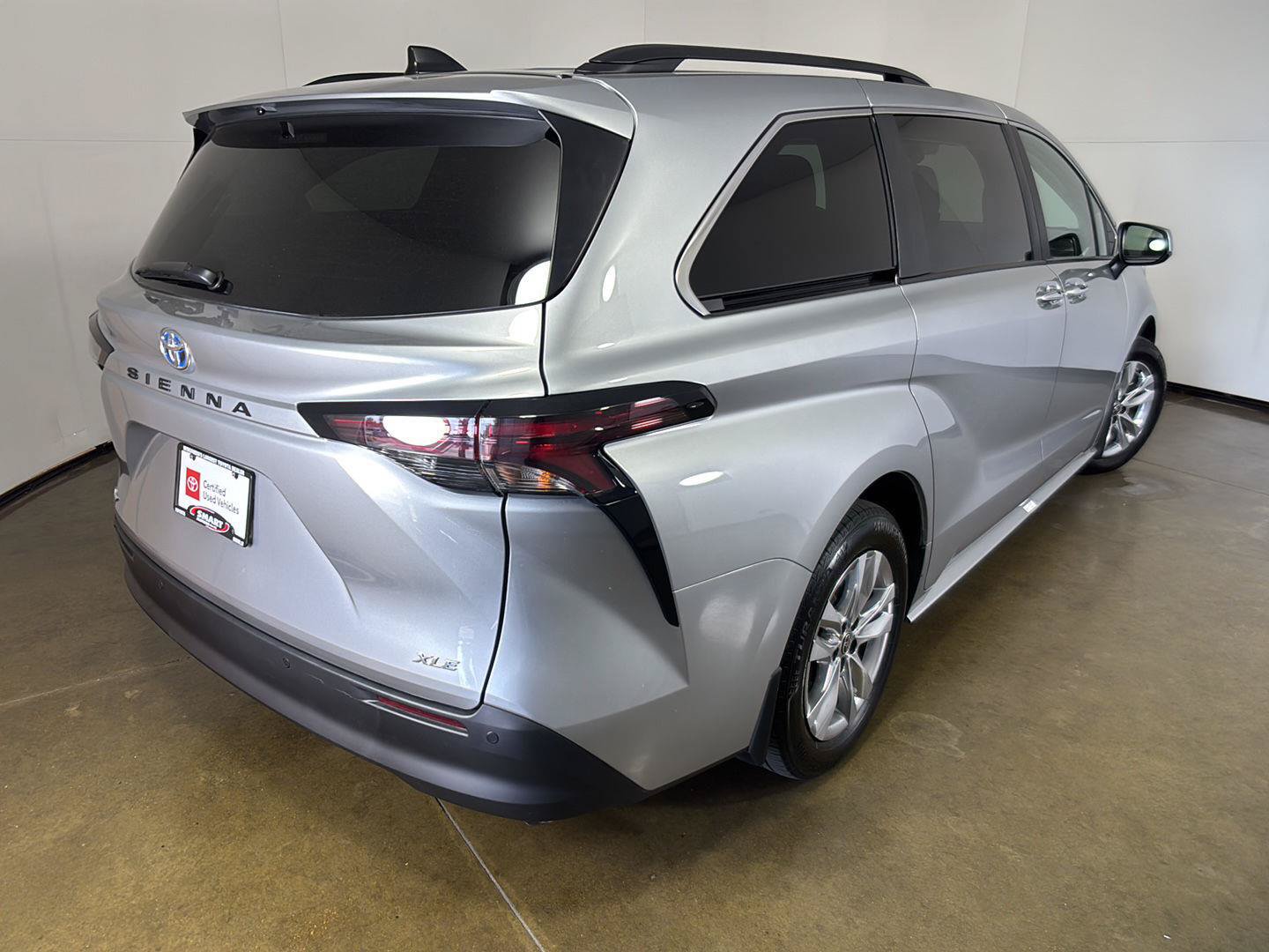 Used 2025 Toyota Sienna XLE w/ XLE Plus Package FWD image 10