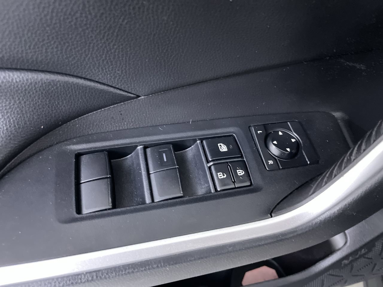 Used 2022 Toyota RAV4 LE FWD image 11