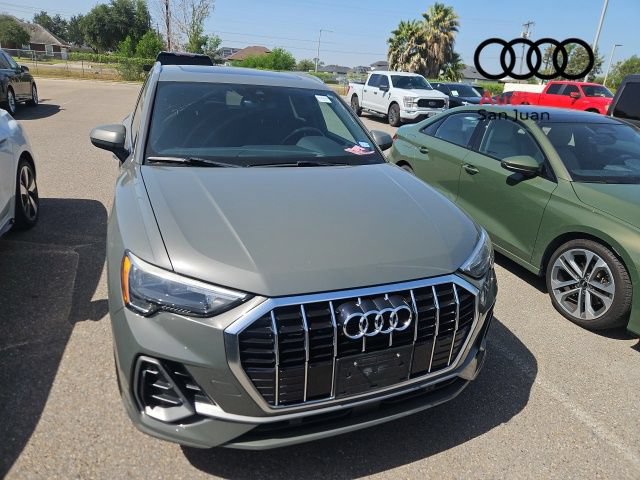 Used 2020 Audi Q3 2.0T Premium w/ Convenience Package AWD/4WD image 2