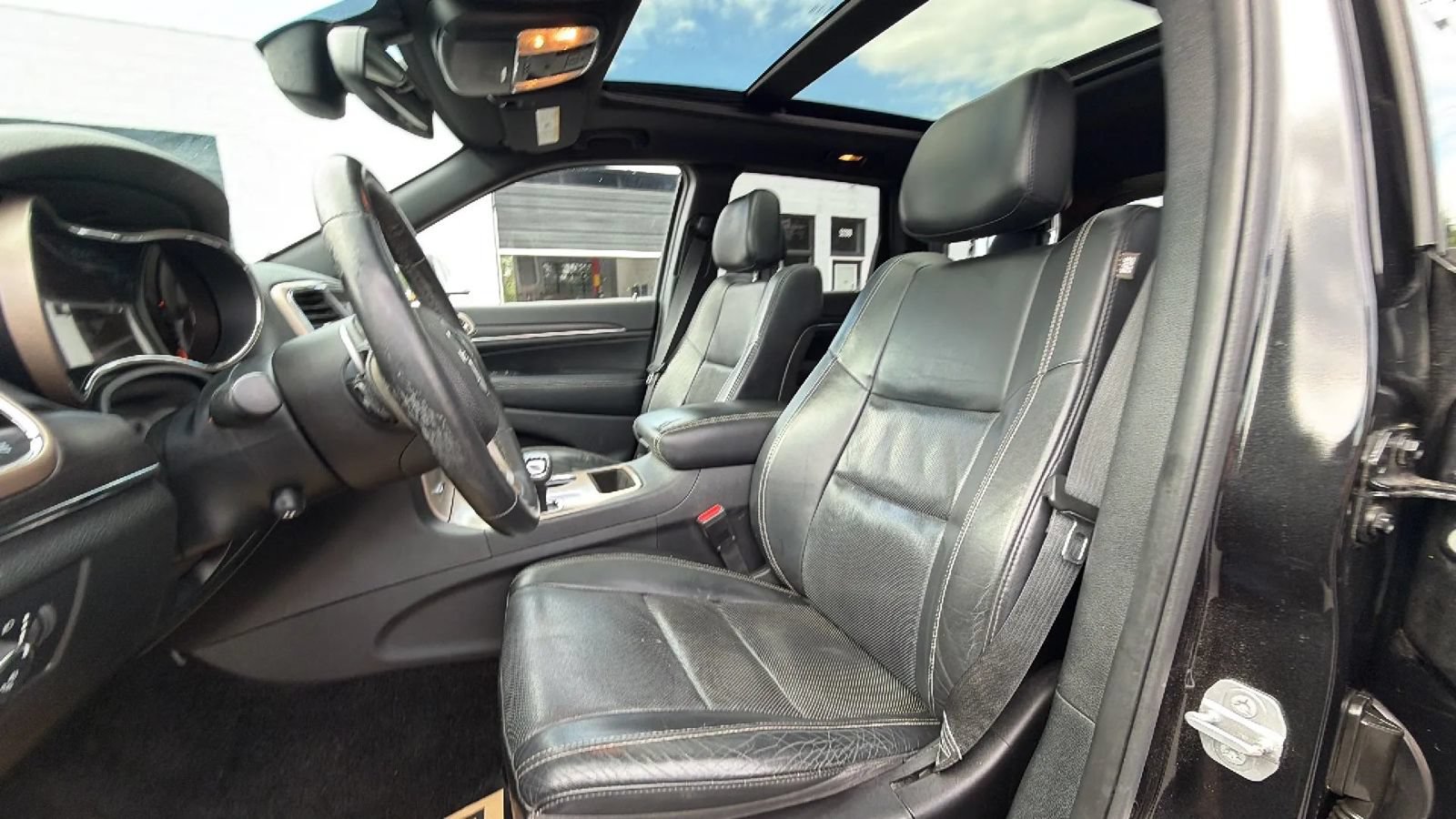 Used 2015 Jeep Grand Cherokee Limited w/ Luxury Group II RWD image 16