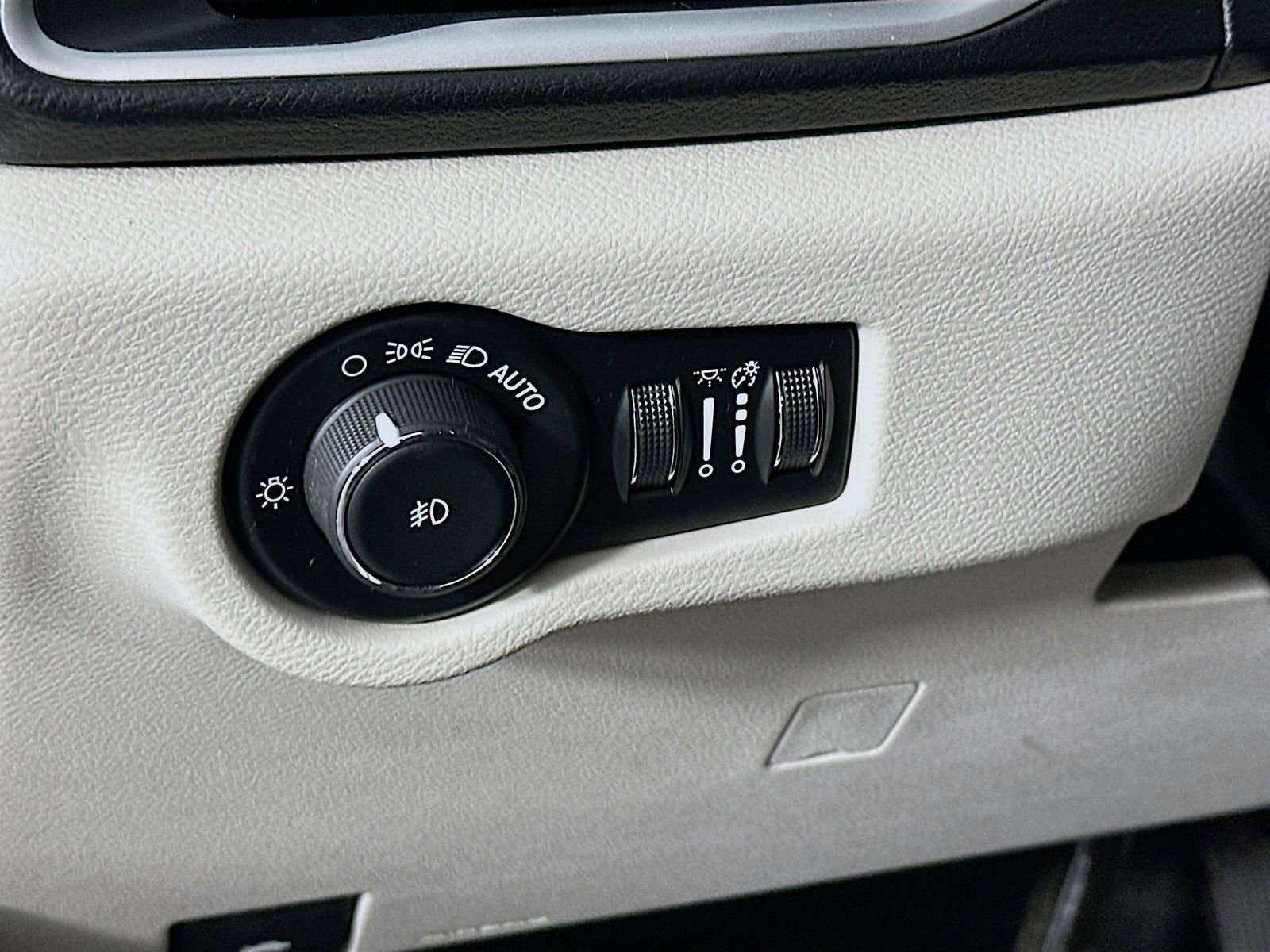 Used 2019 Chrysler Pacifica Touring-L image 11