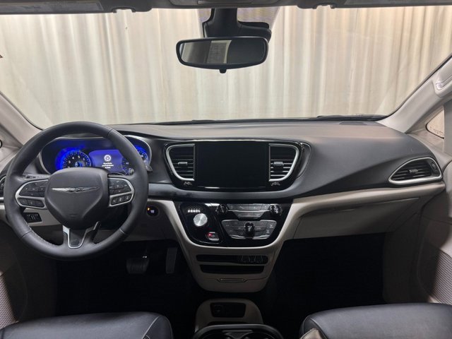 Used 2024 Chrysler Pacifica Touring-L image 23