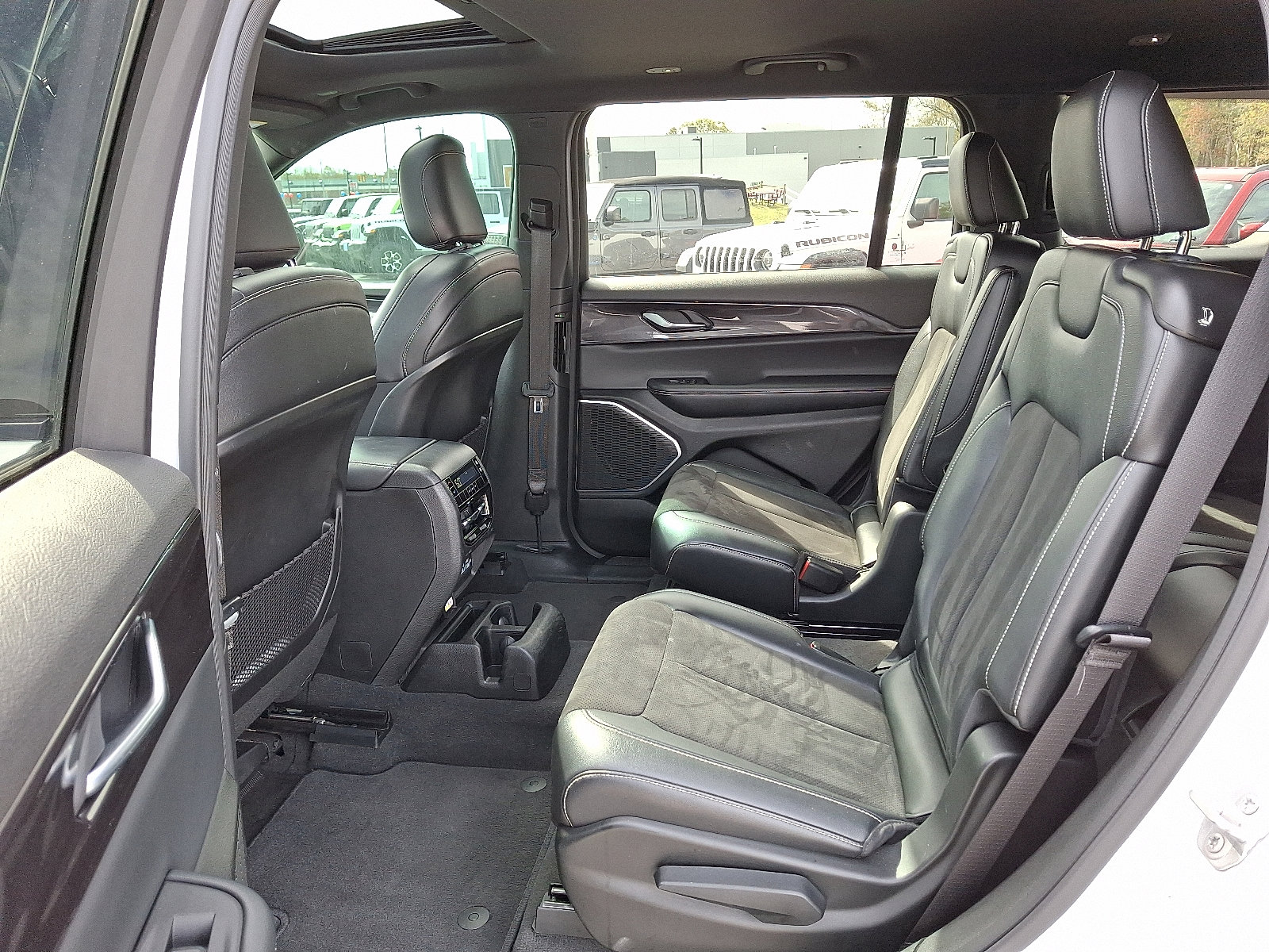 Used 2022 Jeep Grand Cherokee L Laredo image 10