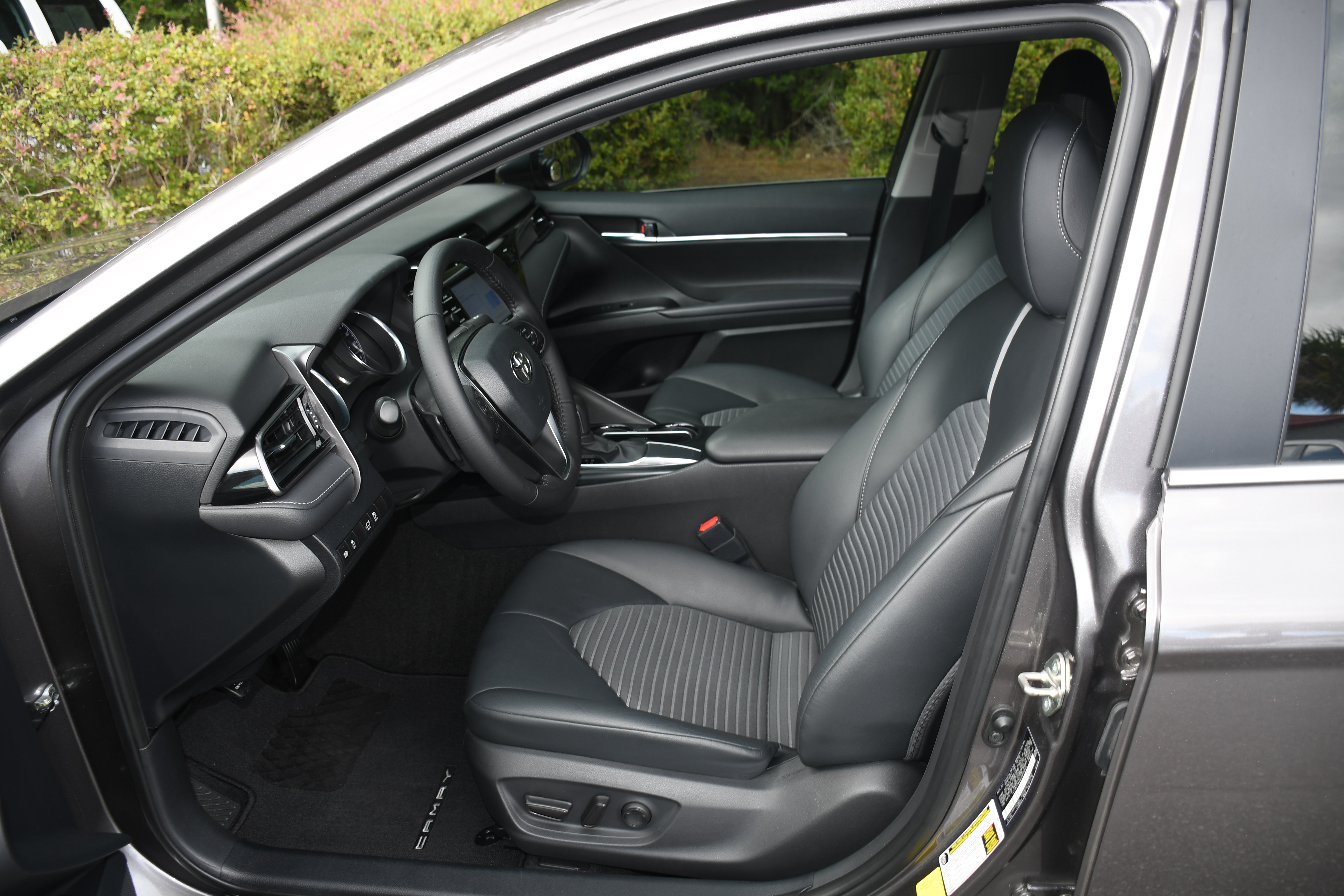 Used 2020 Toyota Camry SE w/ Convenience Package FWD image 7
