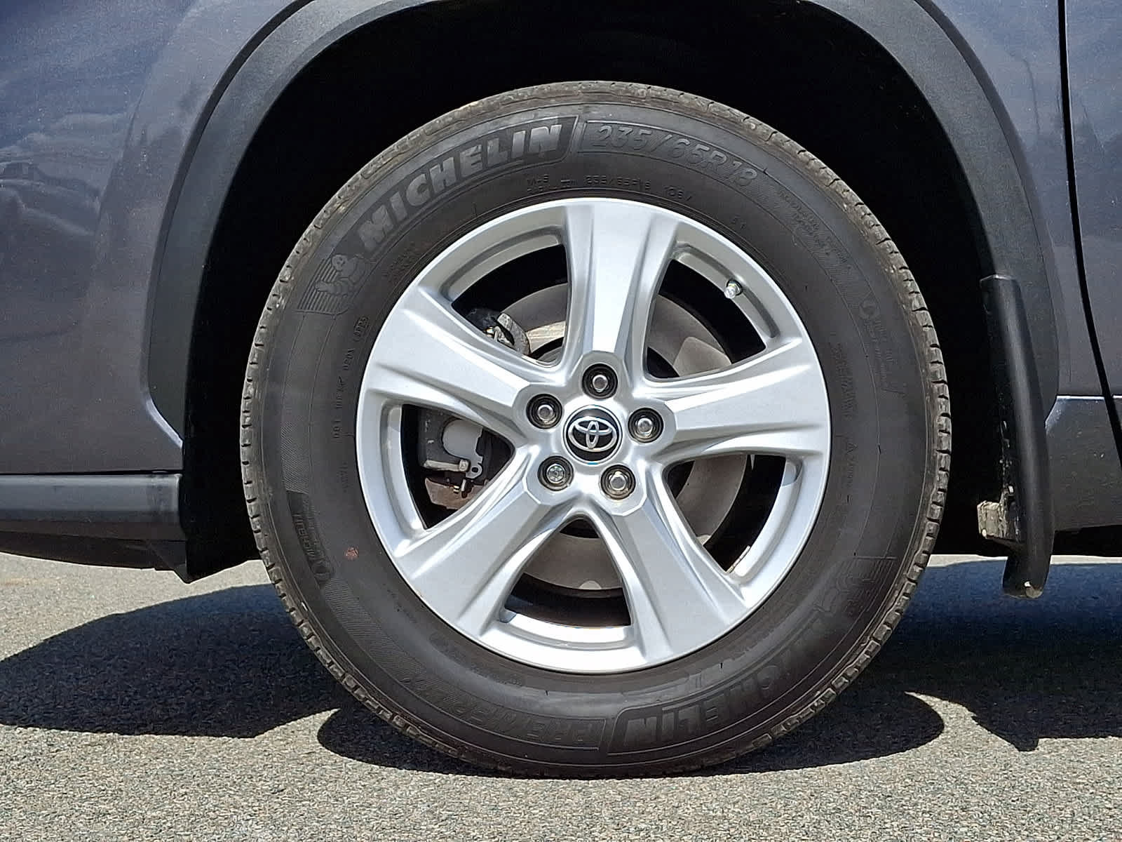 Used 2023 Toyota Highlander LE AWD/4WD image 9