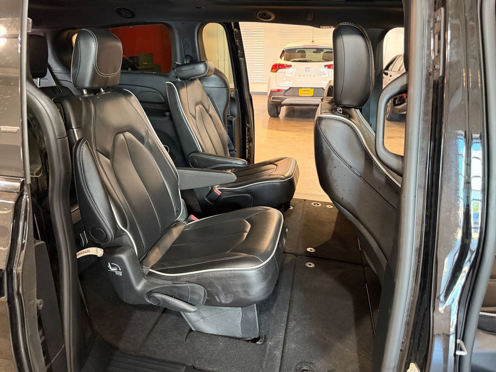 Used 2025 Chrysler Pacifica Limited FWD image 36