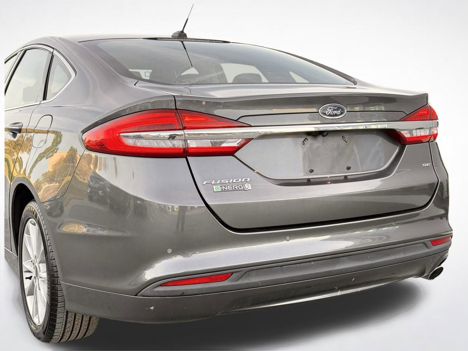 Used 2018 Ford Fusion Energi SE image 2