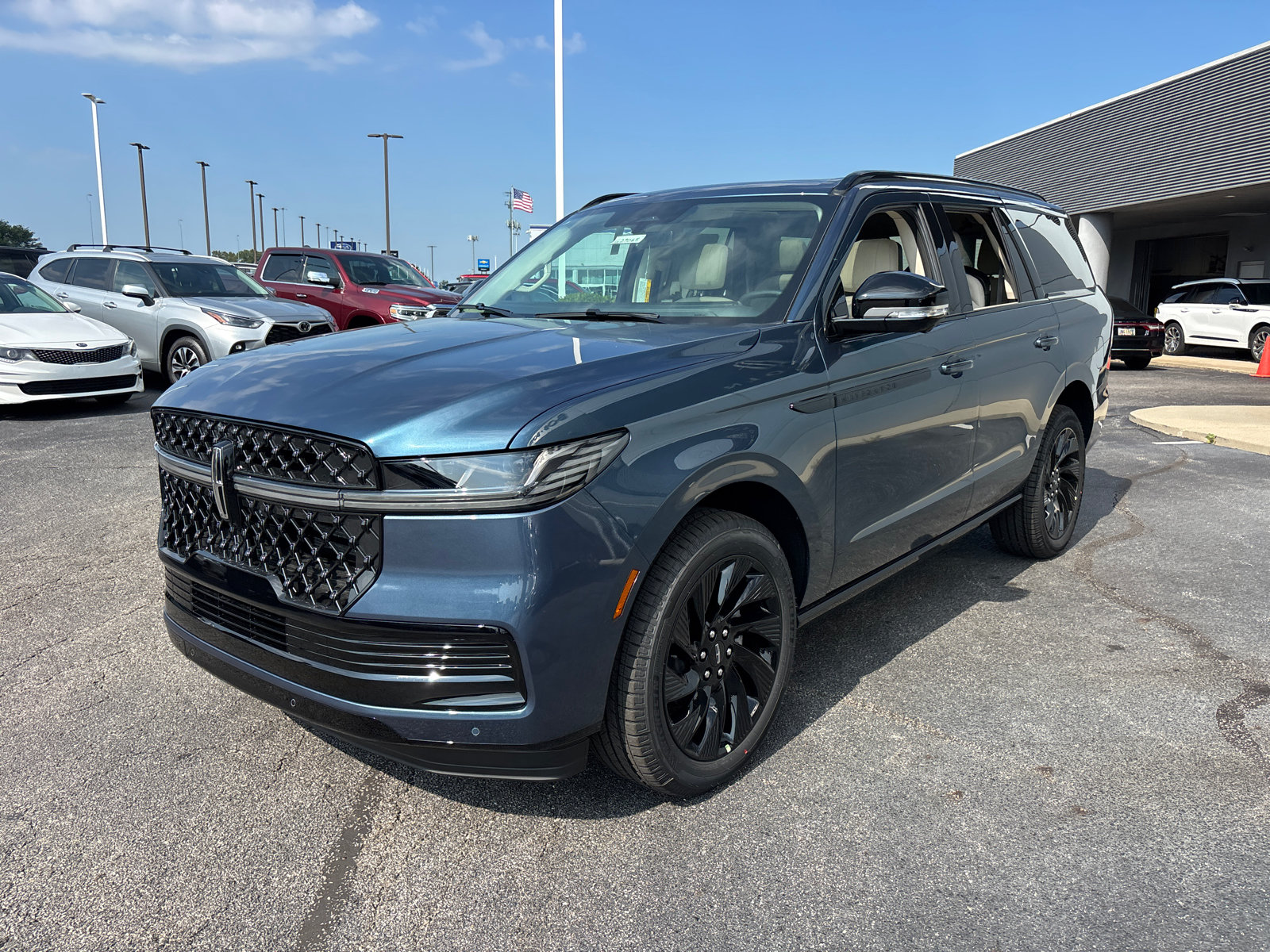 New 2027 Lincoln Navigator Reserve AWD/4WD image 3