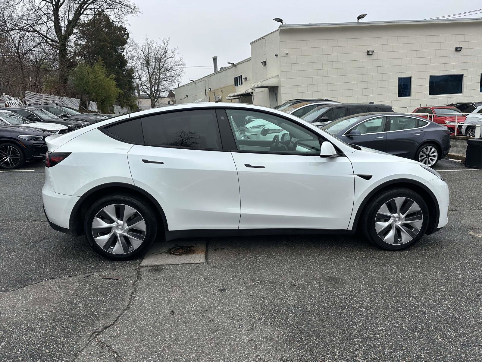 Used 2022 Tesla Model Y Long Range AWD/4WD image 2