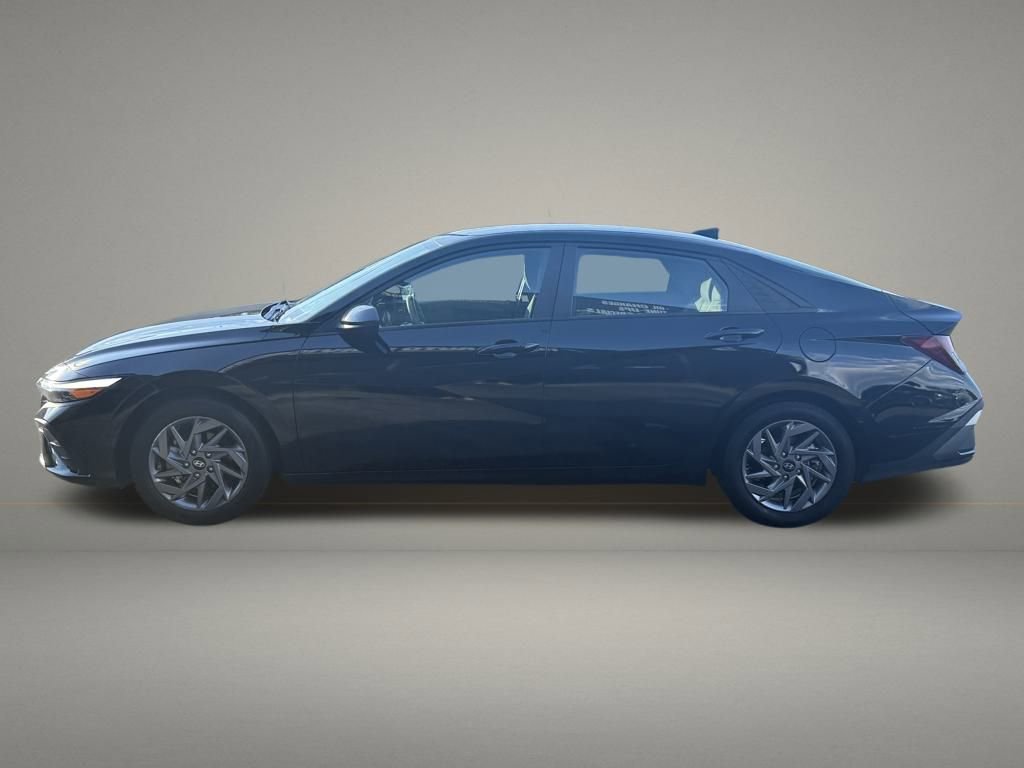 Used 2024 Hyundai Elantra SEL image 2