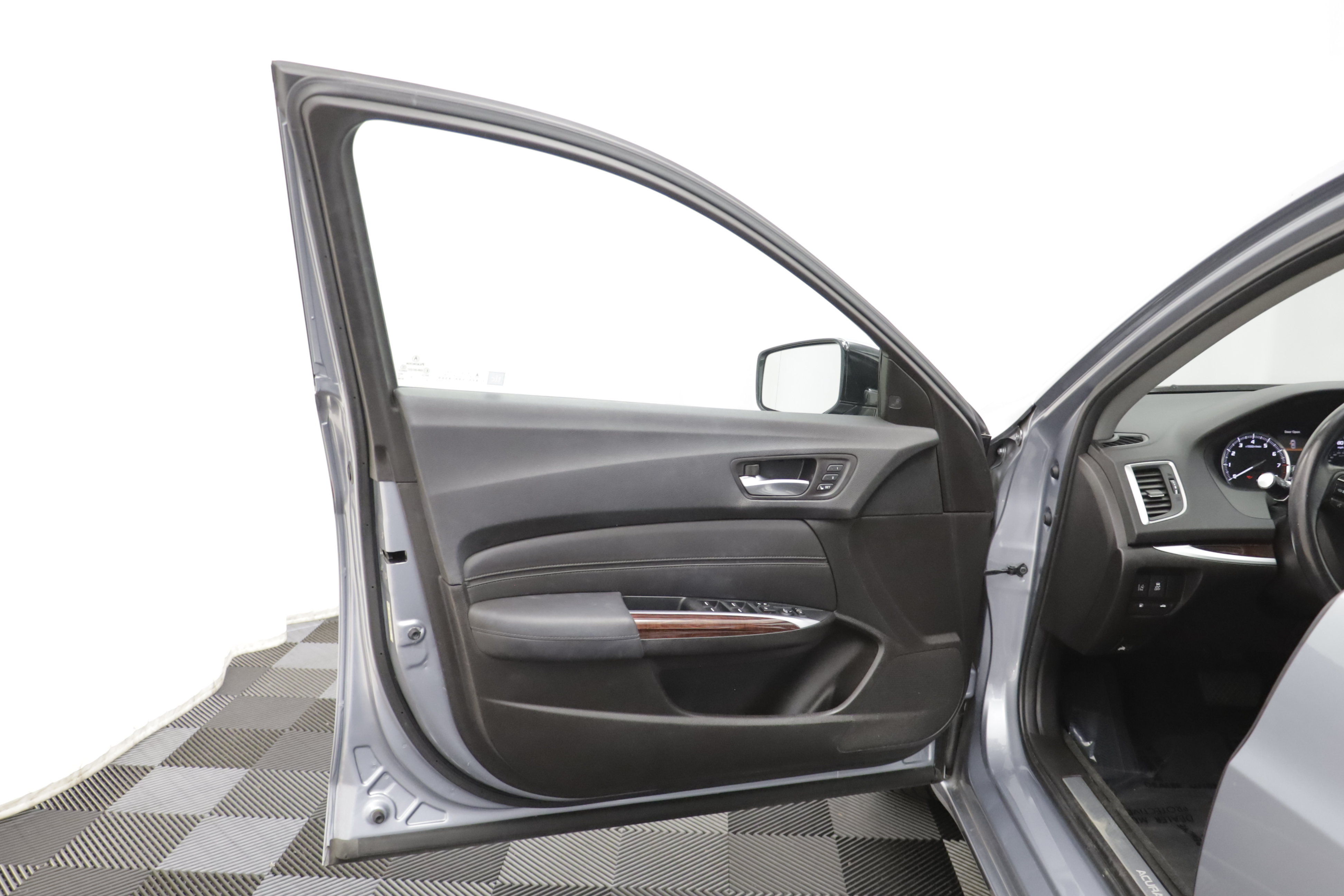 Used 2016 Acura TLX w/ Technology Package FWD image 4