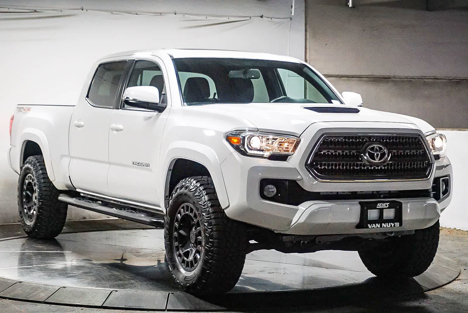Used 2017 Toyota Tacoma TRD Sport AWD/4WD image 3
