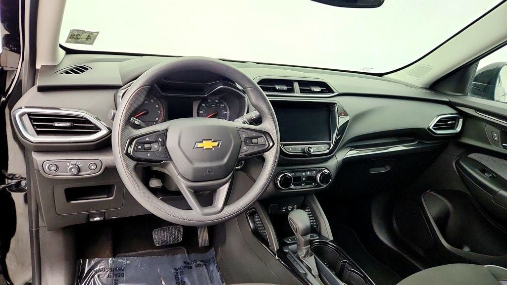 Used 2023 Chevrolet TrailBlazer LT w/ Convenience Package AWD/4WD image 12
